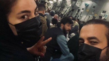 Jurada e Técnica do "The Voice" afegão foge do país em avião de carga dos EUA
